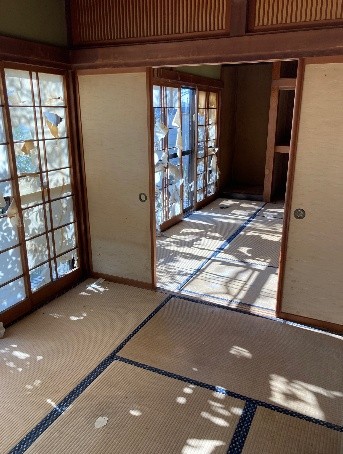 改修前の和室。畳と障子が傷んでいる状態