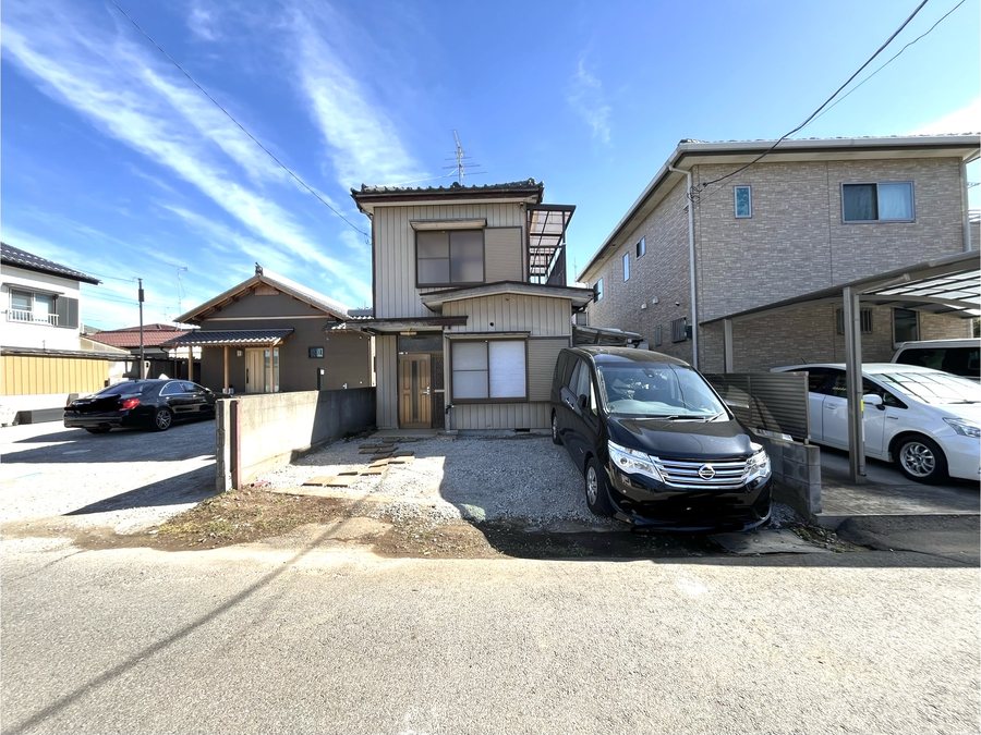 事例1 買取後。草木を整理し、駐車場所も確保された住宅の外観