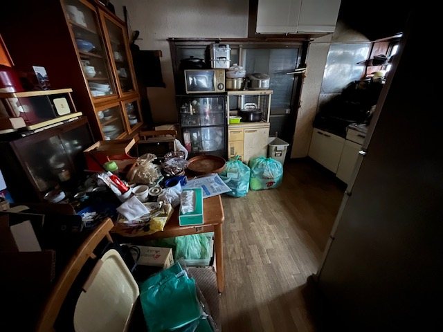 事例2 買取前。家財や生活用品が残されたままの台所